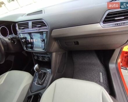 Помаранчевий Фольксваген Тігуан, об'ємом двигуна 1.98 л та пробігом 104 тис. км за 16200 $, фото 15 на Automoto.ua