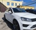 Белый Фольксваген Туарег, объемом двигателя 3 л и пробегом 160 тыс. км за 15500 $, фото 1 на Automoto.ua