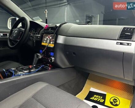 Фольксваген Туарег 2007 у Чернівцях на Automoto.ua Білий Фольксваген Туарег, об'ємом двигуна 2.97 л та пробігом 284 тис. км за 11000 $, фото 8 на Automoto.ua