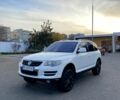 Белый Фольксваген Туарег, объемом двигателя 3 л и пробегом 350 тыс. км за 12000 $, фото 1 на Automoto.ua