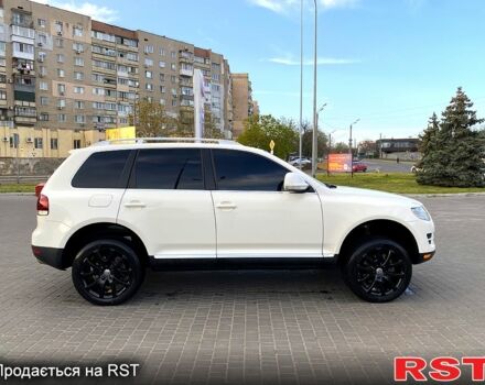 Белый Фольксваген Туарег, объемом двигателя 3 л и пробегом 350 тыс. км за 12000 $, фото 4 на Automoto.ua