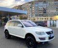 Белый Фольксваген Туарег, объемом двигателя 3 л и пробегом 350 тыс. км за 12000 $, фото 1 на Automoto.ua