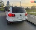 Белый Фольксваген Туарег, объемом двигателя 3 л и пробегом 280 тыс. км за 12000 $, фото 2 на Automoto.ua