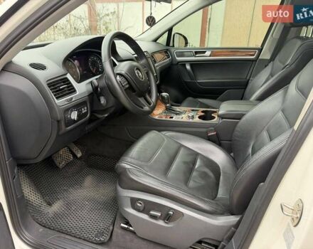 Белый Фольксваген Туарег, объемом двигателя 2.97 л и пробегом 265 тыс. км за 18000 $, фото 11 на Automoto.ua