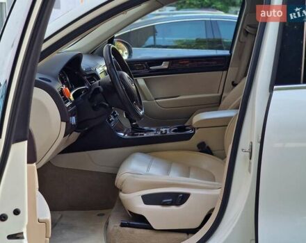 Белый Фольксваген Туарег, объемом двигателя 2.97 л и пробегом 264 тыс. км за 17490 $, фото 44 на Automoto.ua