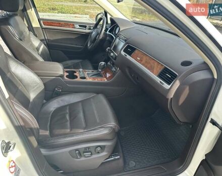 Белый Фольксваген Туарег, объемом двигателя 2.97 л и пробегом 260 тыс. км за 19200 $, фото 30 на Automoto.ua