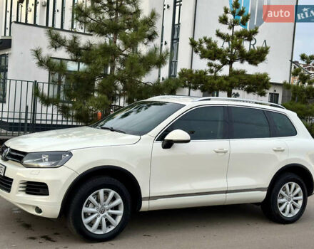Белый Фольксваген Туарег, объемом двигателя 3 л и пробегом 217 тыс. км за 14650 $, фото 2 на Automoto.ua