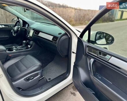 Белый Фольксваген Туарег, объемом двигателя 3 л и пробегом 217 тыс. км за 14650 $, фото 20 на Automoto.ua