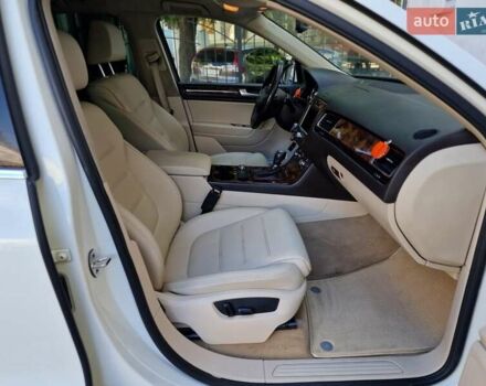 Белый Фольксваген Туарег, объемом двигателя 2.97 л и пробегом 264 тыс. км за 17490 $, фото 46 на Automoto.ua