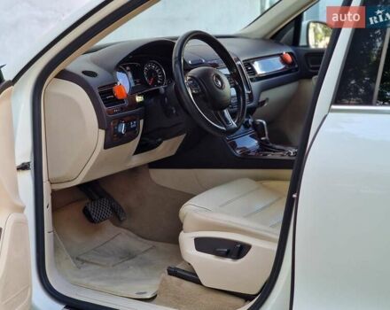 Белый Фольксваген Туарег, объемом двигателя 2.97 л и пробегом 264 тыс. км за 17490 $, фото 43 на Automoto.ua