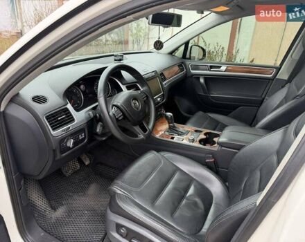 Белый Фольксваген Туарег, объемом двигателя 2.97 л и пробегом 265 тыс. км за 18000 $, фото 12 на Automoto.ua