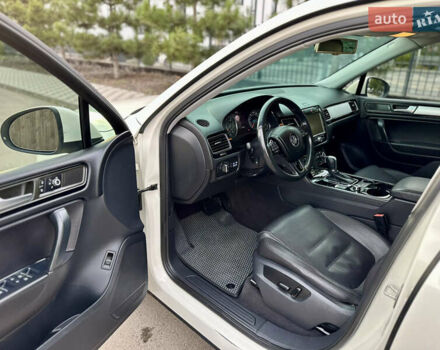 Белый Фольксваген Туарег, объемом двигателя 3 л и пробегом 217 тыс. км за 14650 $, фото 14 на Automoto.ua