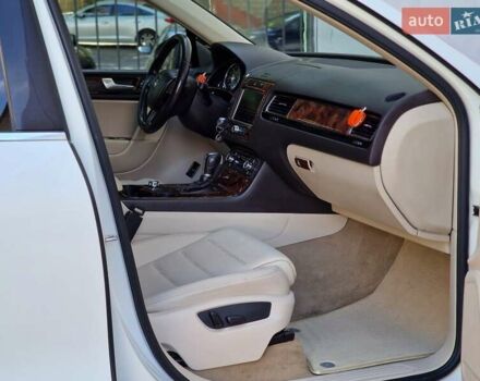 Белый Фольксваген Туарег, объемом двигателя 2.97 л и пробегом 264 тыс. км за 17490 $, фото 48 на Automoto.ua