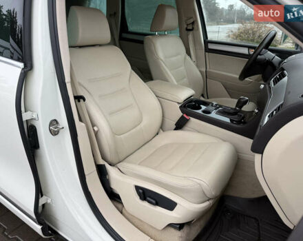 Белый Фольксваген Туарег, объемом двигателя 2.97 л и пробегом 189 тыс. км за 17450 $, фото 40 на Automoto.ua