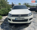 Белый Фольксваген Туарег, объемом двигателя 3 л и пробегом 220 тыс. км за 17000 $, фото 1 на Automoto.ua