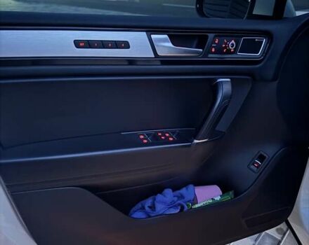 Білий Фольксваген Туарег, об'ємом двигуна 4.13 л та пробігом 195 тис. км за 26500 $, фото 13 на Automoto.ua