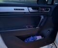 Білий Фольксваген Туарег, об'ємом двигуна 4.13 л та пробігом 195 тис. км за 26500 $, фото 13 на Automoto.ua
