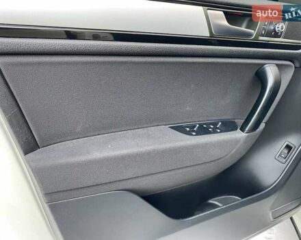 Белый Фольксваген Туарег, объемом двигателя 3 л и пробегом 290 тыс. км за 17999 $, фото 3 на Automoto.ua