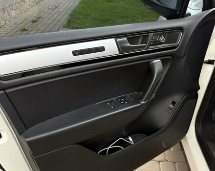 Белый Фольксваген Туарег, объемом двигателя 2.97 л и пробегом 221 тыс. км за 18500 $, фото 2 на Automoto.ua