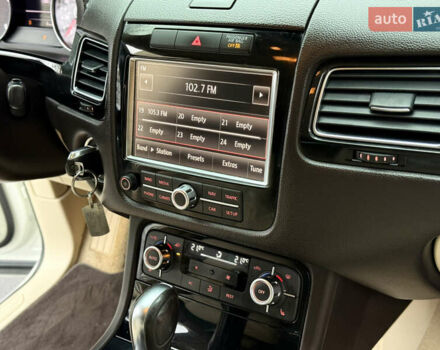 Білий Фольксваген Туарег, об'ємом двигуна 3.6 л та пробігом 250 тис. км за 14800 $, фото 10 на Automoto.ua