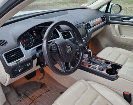 Белый Фольксваген Туарег, объемом двигателя 2.97 л и пробегом 240 тыс. км за 17900 $, фото 11 на Automoto.ua