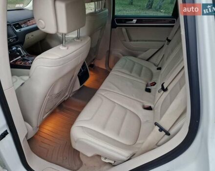 Белый Фольксваген Туарег, объемом двигателя 2.97 л и пробегом 240 тыс. км за 17900 $, фото 16 на Automoto.ua