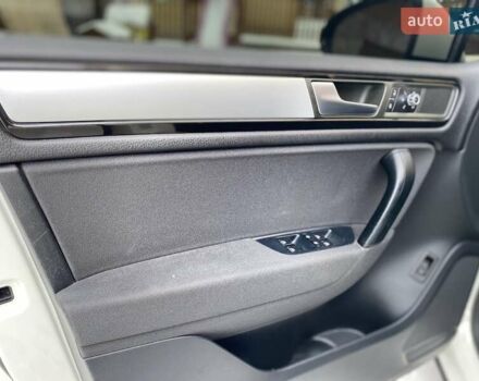 Белый Фольксваген Туарег, объемом двигателя 3 л и пробегом 290 тыс. км за 17999 $, фото 2 на Automoto.ua