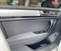 Белый Фольксваген Туарег, объемом двигателя 3 л и пробегом 290 тыс. км за 17999 $, фото 2 на Automoto.ua