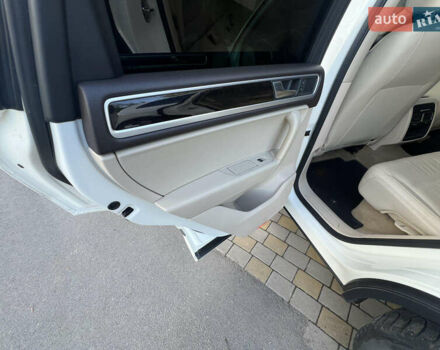 Белый Фольксваген Туарег, объемом двигателя 3.6 л и пробегом 181 тыс. км за 17770 $, фото 27 на Automoto.ua