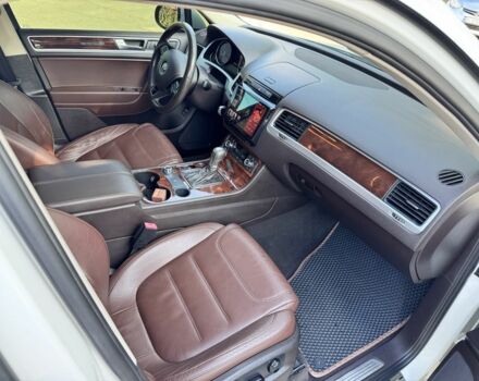 Белый Фольксваген Туарег, объемом двигателя 3 л и пробегом 210 тыс. км за 16000 $, фото 2 на Automoto.ua