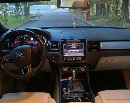 Белый Фольксваген Туарег, объемом двигателя 3 л и пробегом 260 тыс. км за 15200 $, фото 5 на Automoto.ua