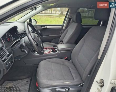 Белый Фольксваген Туарег, объемом двигателя 3 л и пробегом 346 тыс. км за 13500 $, фото 16 на Automoto.ua