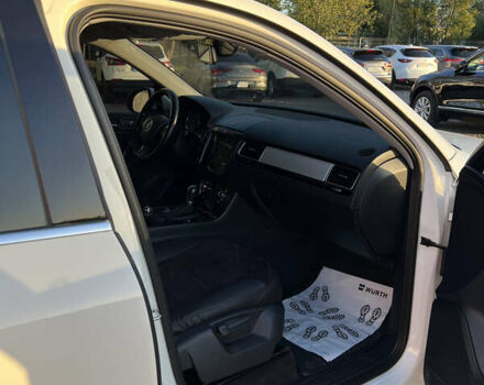 Белый Фольксваген Туарег, объемом двигателя 2.97 л и пробегом 319 тыс. км за 15000 $, фото 15 на Automoto.ua