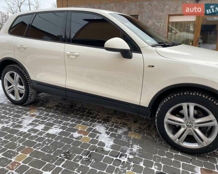 Белый Фольксваген Туарег, объемом двигателя 3 л и пробегом 290 тыс. км за 17999 $, фото 1 на Automoto.ua
