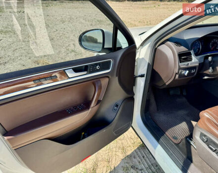 Білий Фольксваген Туарег, об'ємом двигуна 2.97 л та пробігом 298 тис. км за 19000 $, фото 5 на Automoto.ua