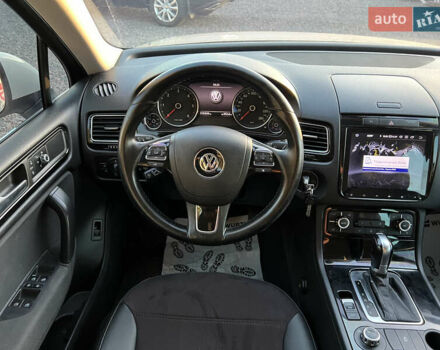 Белый Фольксваген Туарег, объемом двигателя 2.97 л и пробегом 319 тыс. км за 15000 $, фото 12 на Automoto.ua