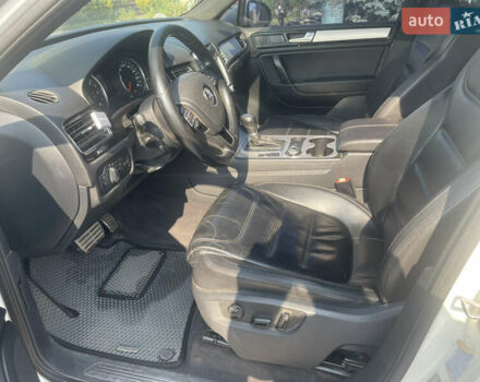 Белый Фольксваген Туарег, объемом двигателя 3 л и пробегом 220 тыс. км за 17000 $, фото 4 на Automoto.ua