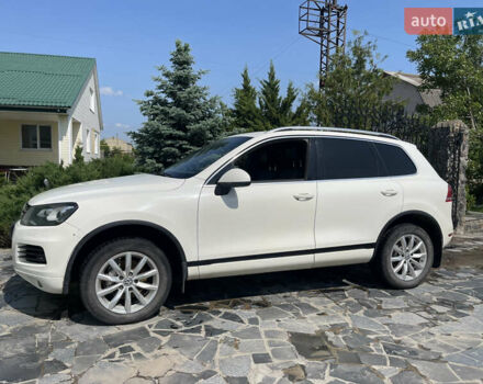 Белый Фольксваген Туарег, объемом двигателя 3 л и пробегом 220 тыс. км за 17000 $, фото 1 на Automoto.ua