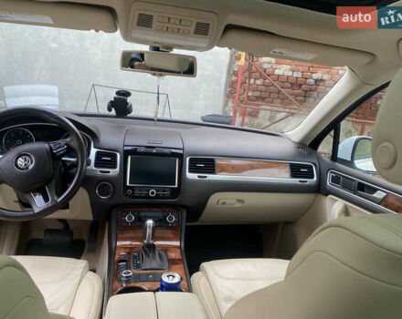 Белый Фольксваген Туарег, объемом двигателя 2.97 л и пробегом 340 тыс. км за 17700 $, фото 4 на Automoto.ua