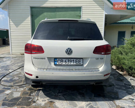 Белый Фольксваген Туарег, объемом двигателя 3 л и пробегом 220 тыс. км за 17000 $, фото 2 на Automoto.ua