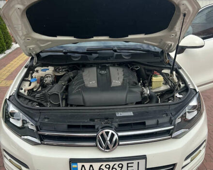 Белый Фольксваген Туарег, объемом двигателя 2.97 л и пробегом 315 тыс. км за 17700 $, фото 20 на Automoto.ua