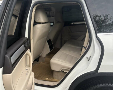 Білий Фольксваген Туарег, об'ємом двигуна 2.97 л та пробігом 296 тис. км за 16800 $, фото 6 на Automoto.ua