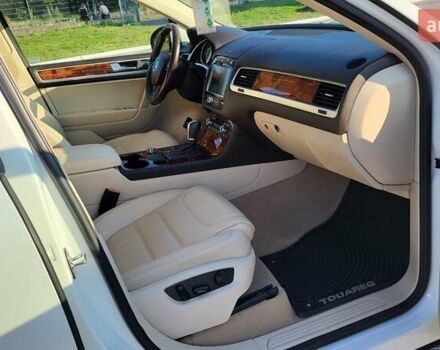 Белый Фольксваген Туарег, объемом двигателя 2.97 л и пробегом 320 тыс. км за 15400 $, фото 26 на Automoto.ua