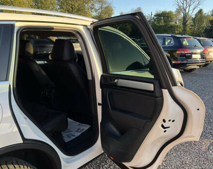 Белый Фольксваген Туарег, объемом двигателя 2.97 л и пробегом 319 тыс. км за 15000 $, фото 17 на Automoto.ua