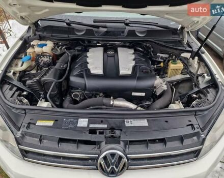 Белый Фольксваген Туарег, объемом двигателя 2.97 л и пробегом 240 тыс. км за 17900 $, фото 34 на Automoto.ua