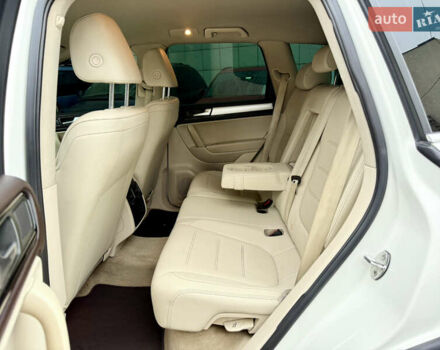 Білий Фольксваген Туарег, об'ємом двигуна 3.6 л та пробігом 250 тис. км за 14800 $, фото 15 на Automoto.ua