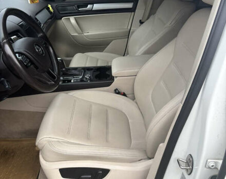 Білий Фольксваген Туарег, об'ємом двигуна 2.97 л та пробігом 296 тис. км за 16800 $, фото 4 на Automoto.ua