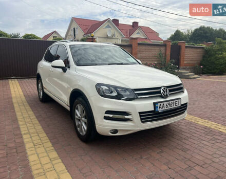 Белый Фольксваген Туарег, объемом двигателя 2.97 л и пробегом 315 тыс. км за 17700 $, фото 2 на Automoto.ua