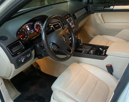 Белый Фольксваген Туарег, объемом двигателя 3 л и пробегом 260 тыс. км за 15200 $, фото 6 на Automoto.ua