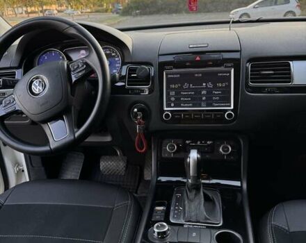 Білий Фольксваген Туарег, об'ємом двигуна 3 л та пробігом 200 тис. км за 18000 $, фото 9 на Automoto.ua